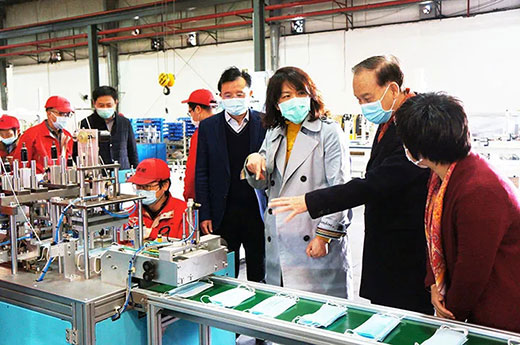 青浦区委副书记杨小菁等向导一行考察平博全自动口罩生产流水线装备