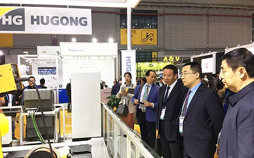 河南省鹤壁市市长莅临平博意大利CEA展位