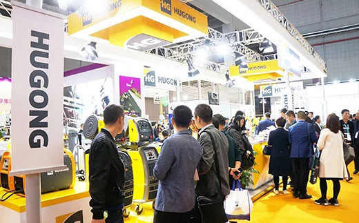 第二届进博会平博意大利CEA展位数字化焊机很受接待